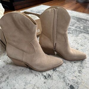 Dolce Vita ‘Valory’ Taupe Ankle Bootie size 9 *BNWT*